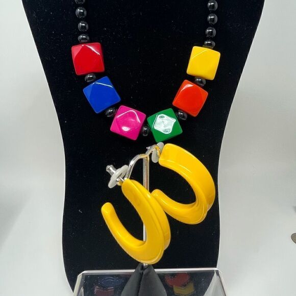 Retro color necklace and pierced hoop earrings set. - Picture 5 of 5